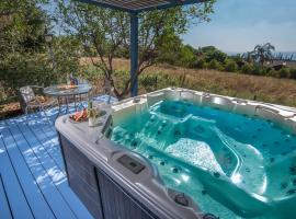 נופש מרום - 4 בקתות כפריות עם בריכה מחוממת מקורה, ג'קוזי וסאונה，位于玛尔盖姆拉的酒店