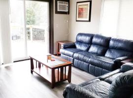 Cozy 3 bedroom apartment with free garage and parking，位于Plover的酒店