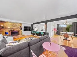 Comfort, Fun, & Charming - 5BR Oasis with Pool
