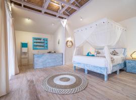 Surfer - Single Room Bungalow with Queen Bed, Working Desk, Shower, FREE Access to Pool and Gym, Onsite SPA, Car-Bike-ATV Rental, Diving and Fishing，位于Lakahembi的酒店