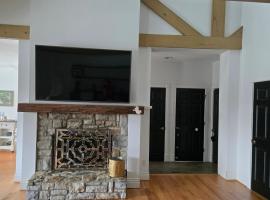 Beautiful Kentucky Derby Rental Home Accommodating 10 Guests or More，位于路易斯威尔的酒店