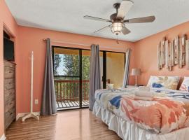 5 minutes walk to beach, Family Friendly condo with shared pool, tennis court，位于巴拿马城海滩的酒店