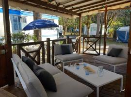 Mobilhome Les volets bleus，位于Vaudreuille的酒店