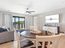 Table Rock Shoreline Steps Away, Newly Renovated Condo, $400 of Daily Free Tickets