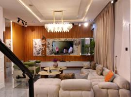 3 & 4 BEDROOM LUXURY DUPLEX LEKKi，位于Ikota的酒店