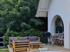 Luxury Vineyard Retreat with Private Jacuzzi，位于锡盖特堡的酒店