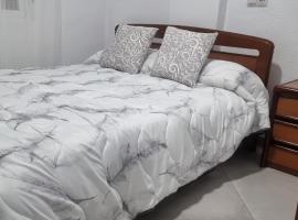 Habitacion 3 Matrimonio a 100 m de la Playa，位于贝尼多姆的酒店