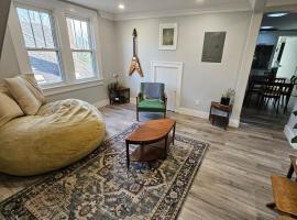 Walkerville Luxury Apt -River Views & Balcony，位于温莎的酒店
