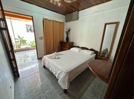 Tiquicia Loust Hostel，位于圣塔特蕾莎海滩的酒店