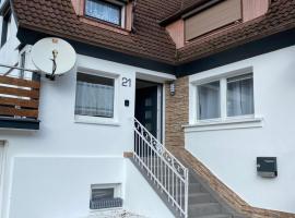 Ferienhaus "LE RUISSEAU" Ihr gro&szlig;z&uuml;giges Ferienhaus in Badenweiler，位于巴登韦勒的山林小屋