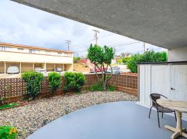 Modern Cozy Retreat Stylish Stay with Patio & Parking，位于蒙特利公园市的酒店