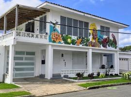 Best Beach in PR! Beachfront 6 Bedr & Food Forest，位于卢基约的酒店