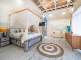 Blue Lagoon Pool View Bungalow, Single Room with Queen Bed and Bathtub，位于Lakahembi的酒店