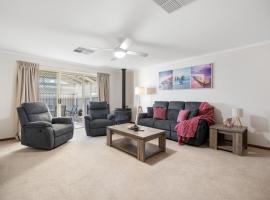 Moana Hideaway - 3BR, BBQ, Parking，位于Moana的酒店