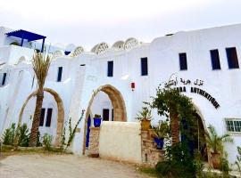 H&ocirc;tel Djerba Authentique - Au centre de Midoun，位于米多恩的带停车场的酒店