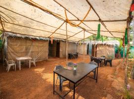 Page three stays and backpackers hostel，位于安君纳的酒店
