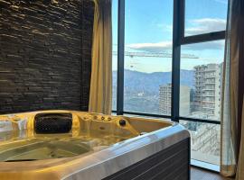 2 BHK Mountain View -Family Stay With Room Service，位于索兰的酒店