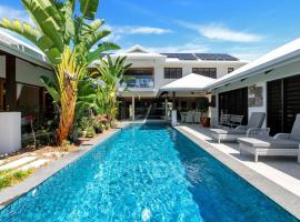 The Peony Isle - Luxe Lakeside Haven with Pool & Spa，位于三一海滩的酒店