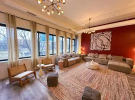 Luxury 6BR Suite with Pool Table Sleeps 12 Perfect for Group Stay Near McCormick Place, Grant Park and Soldier Field