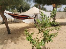 Les jardins fleuris de lompoul sur mer，位于Tioukougne Peul的酒店