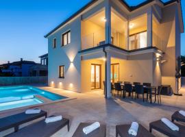 Villa Rita, a luxurious private villa with a pool near the sea，位于Viskovići的酒店