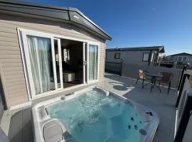The Retreat 10 - Hot tub Mini Lodge, central heating, bed linen, & pet friendly - Meadow Lakes Caravan Hire