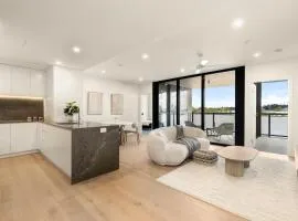 Riverfront Luxe 2Bed Pool Parking