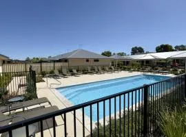 Brand-New Unit in a Modern Complex – Your Perfect Getaway!