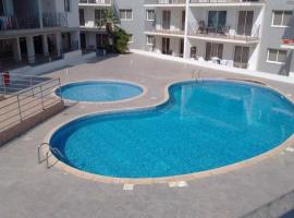 Beautiful 2 Bed Ground Floor Apartment With Pool，位于帕拉利米尼的酒店