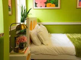 Chateau Connellsville Botanical Haven Suite，位于Connellsville的酒店