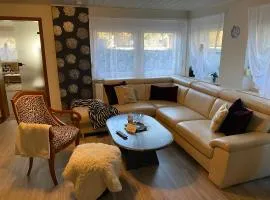 Große Helle Wohnung am Wald in Bad Saarow Nahe Grünheide und Berlin Souterrain