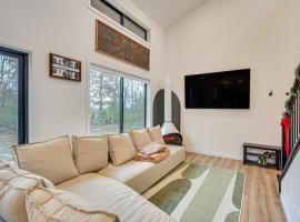 Lake House on 3 Acres with Private Dock in Minong!，位于Minong的酒店