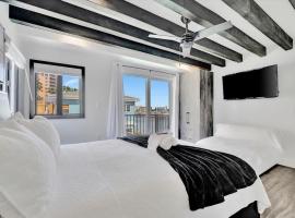 The Aura a Luxury Waterview Condo & heated pool，位于克利尔沃特的酒店