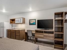 WoodSpring Suites Detroit Farmington Hills，位于法明顿希尔斯的酒店