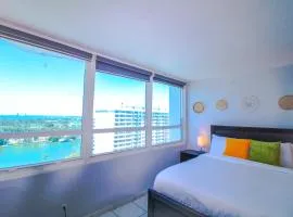 Castle 1221 Large studio with free parking, pool, tennis, beach access, tiki bar...