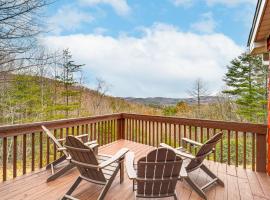 Pet-Friendly Cabin with Hot Tub in North Carolina!，位于Stony Fork的酒店