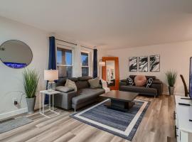 The Arvada Retreat with HotTub, Games, Gym and Lounge，位于阿瓦达的酒店