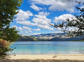 Locations LAC VERDON Climatisation，位于弗尔东河畔莱萨莱的酒店