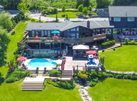 Lux Lakeside Escape Slps 20 with Pool, Golf Sim, Hot Tub, Karaoke, Gym and Sauna，位于彼得伯勒的酒店