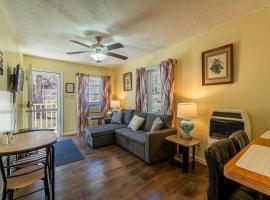 Quaint Cabin By The Creek Private，位于Pipestem的酒店