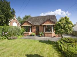 Chalet Bungalow with WIFI-HDTV Garden parking，位于Dundonald的酒店
