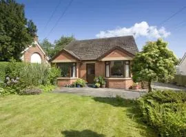 Chalet Bungalow with WIFI-HDTV Garden parking