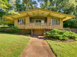Tranquil Mid-Century Modern Cottage with Forest View，位于Hardy的酒店