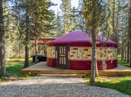 Shanti Yurt with private hot tub in Bragg Creek，位于Bragg Creek的豪华帐篷营地
