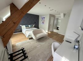 OXXOTEL & Spa，位于瓦洛尼的带热水浴缸的酒店