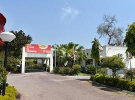 Myna Tourist Resort，位于罗塔克的酒店