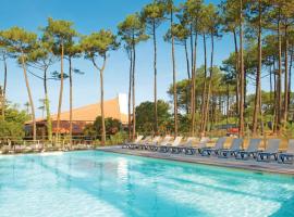 多曼阿格流蓝色假日公园，位于塞尼奥斯的酒店