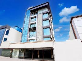 Super Collection O Airport Road Formerly Hotel Kyra，位于Naroda的酒店