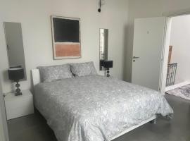 Entire House Near Valletta - 3 Double Bedrooms with Aircons - Perfect for Adults Families & Friend Groups - WiFI-Parking-Non-Sharing，位于姆西达的酒店
