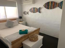 Swell court villa，位于卡尔巴里的酒店